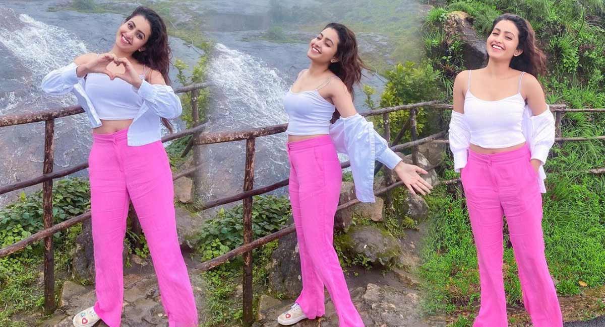 Deepika Pilli : సొగసైన ఎద అందాలతో సోషల్ మీడియాని ఉక్కిరిబిక్కిరి చేస్తున్న దీపిక పిల్లి. Deepika Pilli stunning looks on viral photos