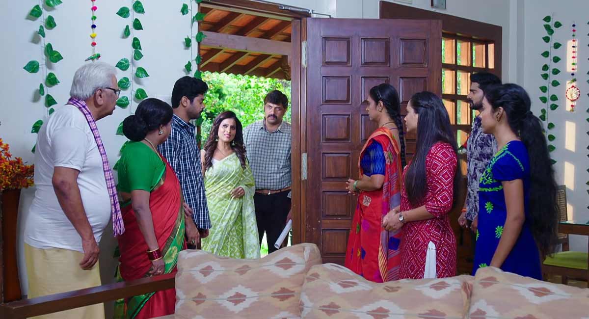 Intinti Gruhalakshmi 30 July Today Episode 698 : బిజినెస్ ప్లాన్ ఎక్స్ ప్లెయిన్ చేయటం కోసం తులసి ఇంటికి వచ్చిన లాస్య, నందు. అక్కడ ఏం జరిగింది? Intinti Gruhalakshmi 30 July Today Episode 698