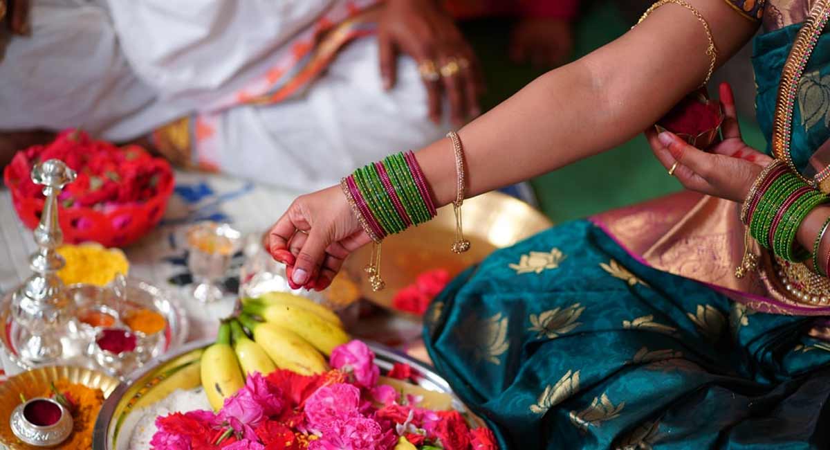 Puja Ruls : పూజ చేసే విధానంలో ఎటువంటి తప్పులు చేయరాదు.... భార్య కుడి వైపు మాత్రమే ఎందుకు కూర్చోవాలి. Devotinal tips for couple while doing pooja