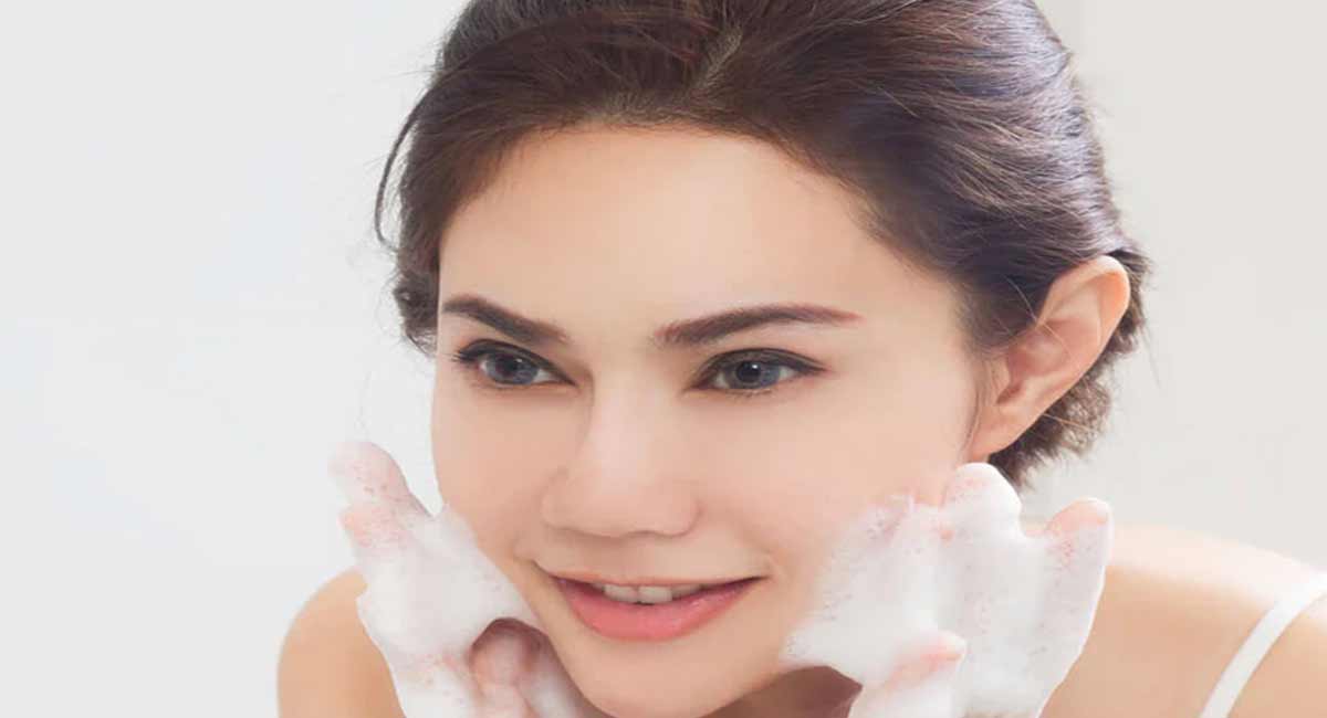 skin care : మీ బాడీకి, ఫేస్ కి ఒకటే సబ్బు వాడుతున్నారా... అయితే అది ఎంత డేంజరో తెలుసా..? using soap on the face heres why you need to stop immediately
