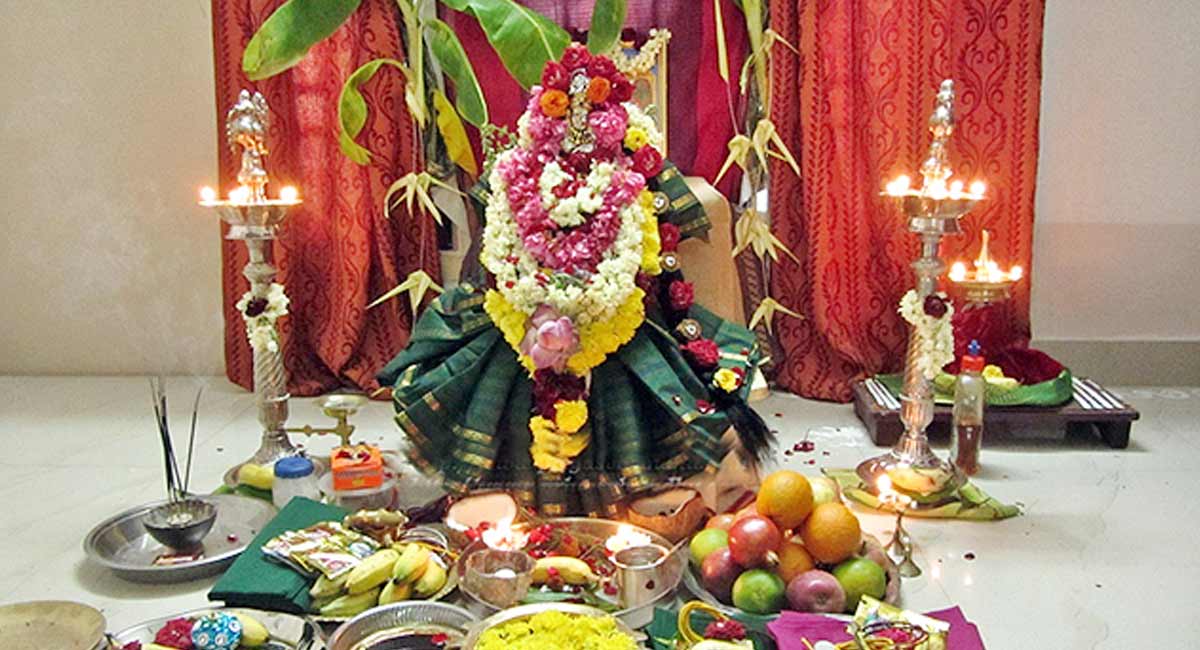 varalakshmi vratham : వరలక్ష్మీ వ్రతం ఇలా చేసుకుంటే... మీ ఇంట్లో ధన ప్రాప్తి. process for varalakshmi vratham
