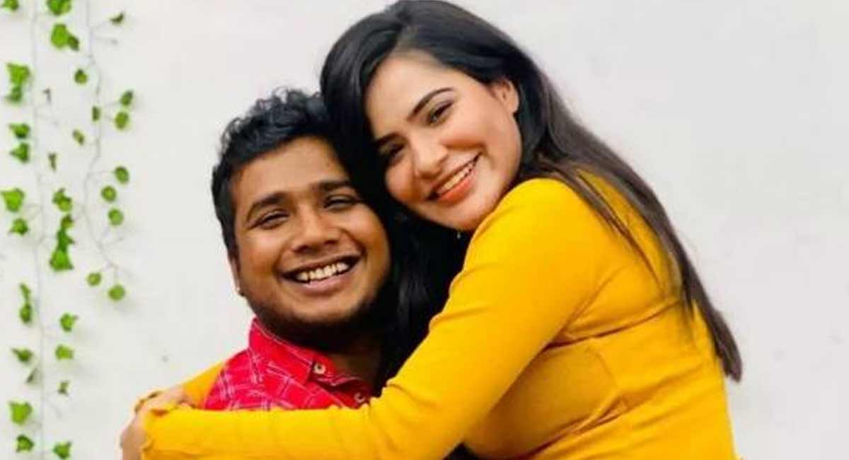 Ashu Reddy : రాహుల్ తో రిలేషన్ పై అషు రెడ్డి క్లారిటీ... అతని మీద కూర్చొని, ఆ సింబల్ పెట్టి మరి... ashu reddy viral pics with rahul sipliganj