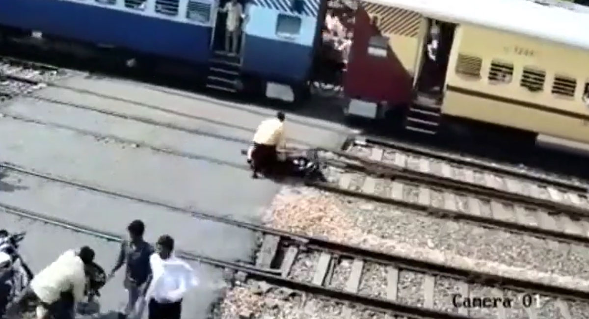 train and bike accident in uttar pradesh video viral