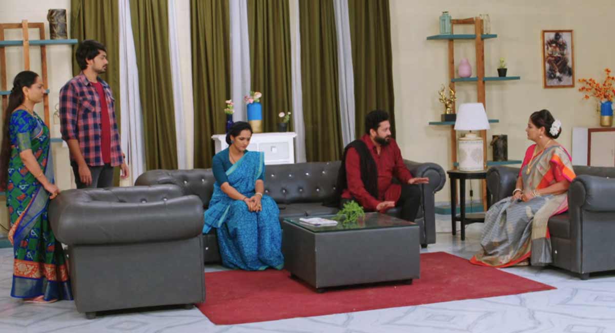 Guppedantha Manasu 10 August Today Episode 525 : సాక్షి తో రిషి పెళ్లి ఆపేయమని దేవయానిని ప్రాధేయపడ్డా మహేంద్ర.రిషి తీసుకున్న నిర్ణయానికి జగతి, మహీంద్రా కుమిలిపోతూ ఉంటారు. Guppedantha Manasu 10 August Today Episode 525