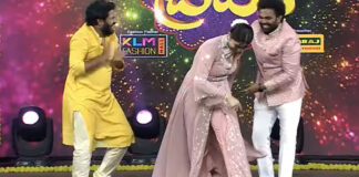 hyper aadi and auto ram prasad kiss to srimukhi in hello brother show