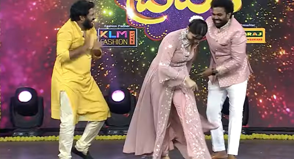 hyper aadi and auto ram prasad kiss to srimukhi in hello brother show