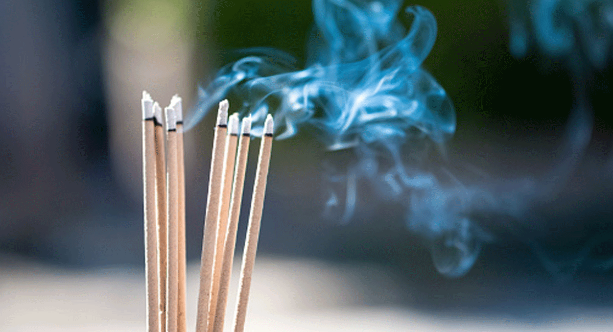 Incense Sticks : అగరబత్తులు ఎందుకు వెలిగిస్తారు తెలుసా... దీని వెనక ఉన్నా రహస్యం ఏమిటంటే..?. Do you know why Incense Sticks are lit in Puja