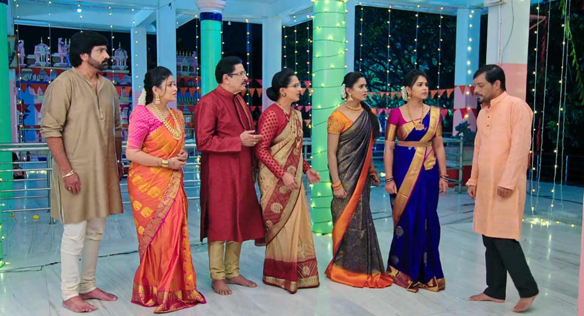 Karthika Deepam 15 August 2022 Episode : కార్తీక్, దీపలు బ్రతికే ఉన్నారు అని చెప్పిన వారణాసి... Karthika Deepam 15 August 2022 Episode