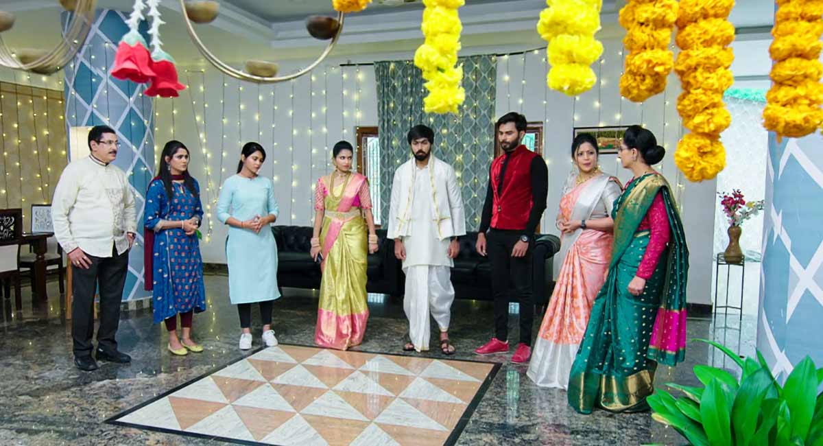 Karthika Deepam 10 August 2022 Episode :శోభ బండారం బయటపెట్టిన సౌర్య... తన తప్పు తెలుసుకుని సత్యంతో ప్రేమగా ఉంటున్న స్వప్న... Karthika Deepam 10 August 2022 Episode