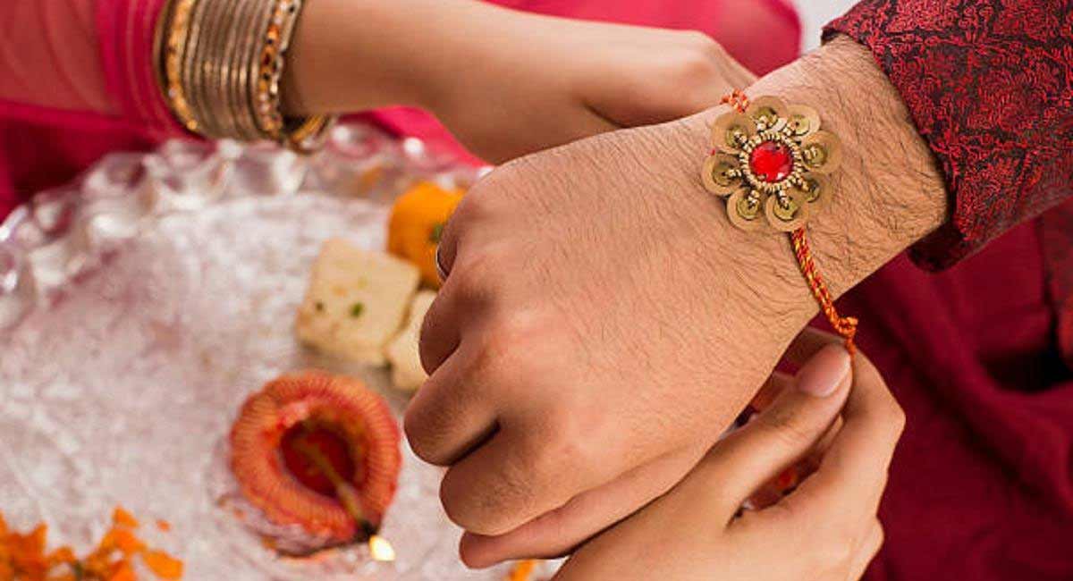 Raksha Bandhan : సౌదరి సోదారుడి కుడి చేతికి మాత్రమే రాఖీ కడుతుంది.... దీని వెనక ఉన్న కారణమేంటో తెలిస్తే షాక్ అవుతారు. Why does the sister wear rakhi only on her right hand?