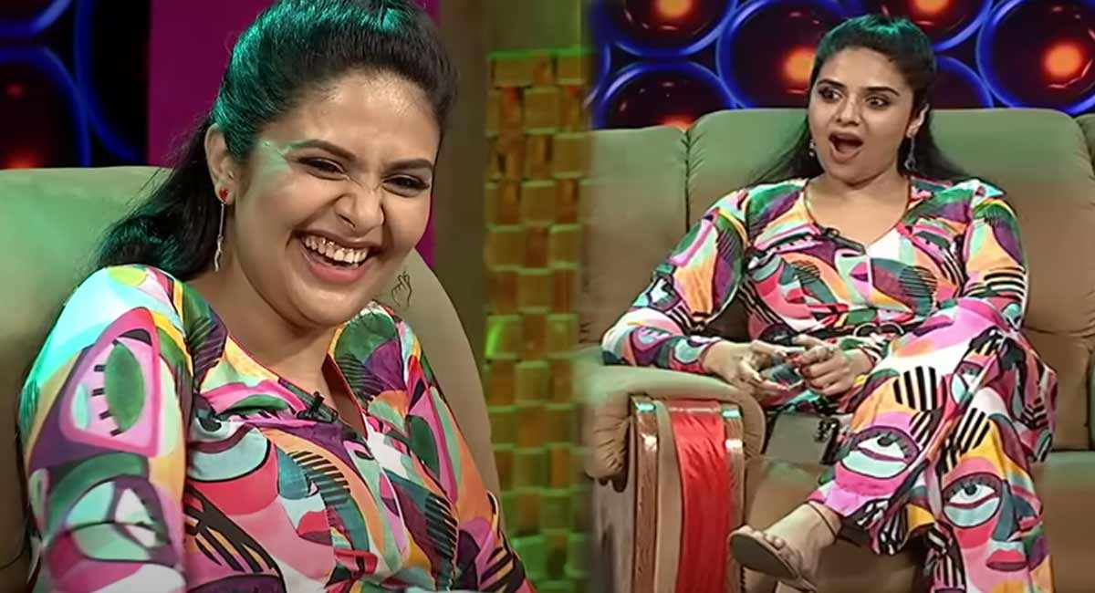 Sreemukhi : మొగ్గలో జోక్స్ అంటూ..దరిద్రం అయిన షో...పగలబడి నవ్వుతూ శ్రీముఖి... jathiratnalu sreemukhi vulgar jokes and double meaning dialogues