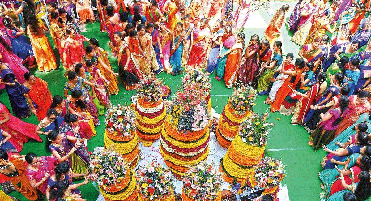 Bathukamma : బతుకమ్మ పండుగ... బతుకమ్మకి ఏ రోజు ఏ నైవేద్యం పెట్టాలో తెలుసా. bathukamma festival.. Do you know which day to make an offering to the Goddess