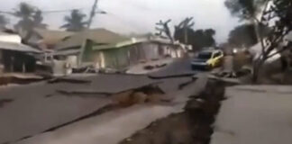 roads collapsed after massive earthquake in papua new guinea
