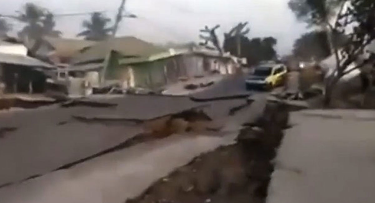roads collapsed after massive earthquake in papua new guinea