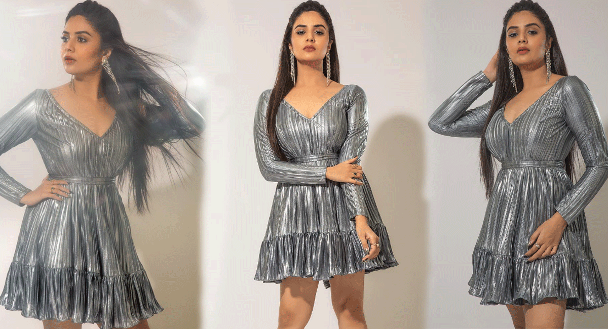 Sreemukhi: మెరిసే పొట్టిగౌనులో లో మురిపిస్తున్న రాములమ్మ... అమ్మడి షో అంతా దానికోసమేనా.... Sreemukhi trying to grab movie offers with her photo shoot