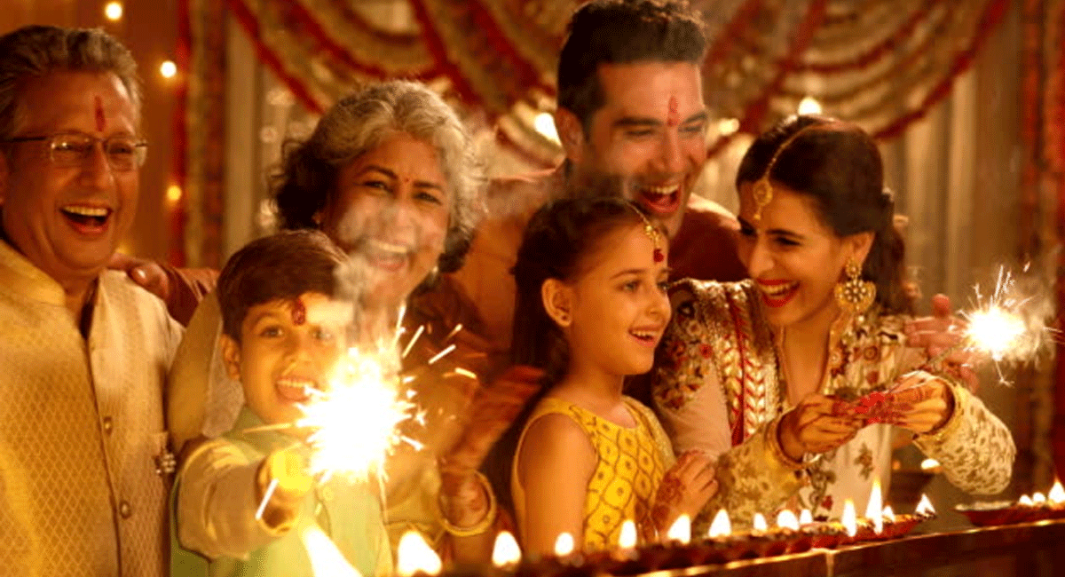 Diwali : మిమ్మల్ని, మీ తల్లిదండ్రులను సంతోష పెట్టడానికి దీపావళి ఇలా జరుపుకోండి... నీ బంధం మరింత బలంగా మారుతుంది Celebrate Diwali like this to make you and your parents happy and your bond will become stronger