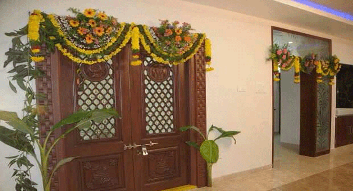 Vastu tips : మీ ఇంటి ప్రధాన ద్వారం ఇలా ఉంటే లక్ష్మీదేవి అనుగ్రహం తప్పకుండా... అదేంటో తెలుసా.?. If the main door of your house is like this, do you know that Goddess Lakshmi's grace will surely come