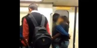 viral-video-in-delhi-metro