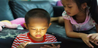 do-you-know-what-happens-if-you-eat-rice-while-looking-at-your-phone